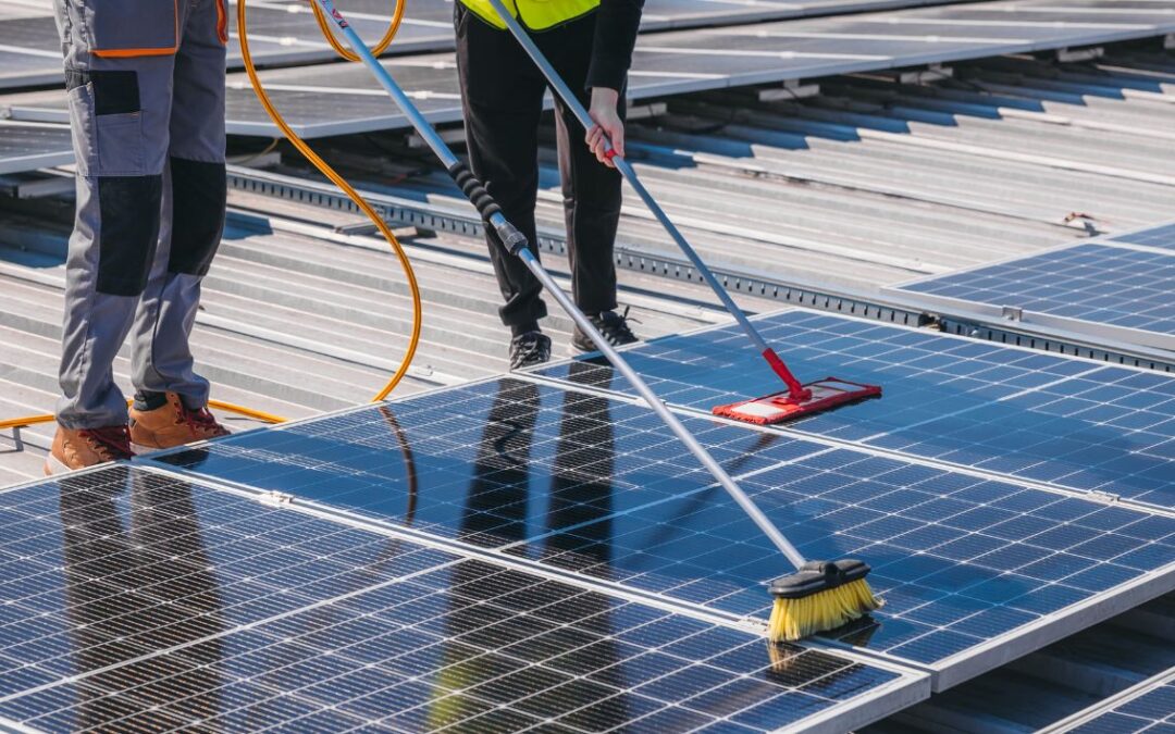 Cómo mantener tus placas solares al 100%: Guía de mantenimiento para el Sur de España